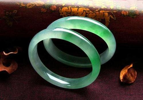 戴镯子的图片,探寻古典美学的镯子风情